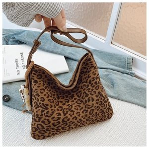 Borsa a secchiello leopardata con tracolla in pelle e ciondolo di perline chic