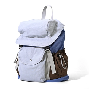 Dettaglio dello zaino in nylon color-block con chiusura a fibbia e tasche laterali