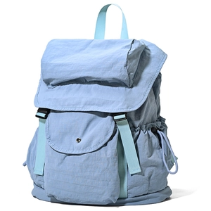 Dettaglio di uno zaino in nylon blu e verde con tasche multiple e coulisse laterale regolabile