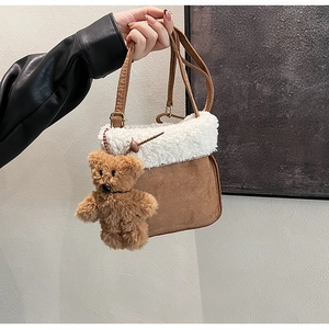 Dettaglio della borsa tote in pelle scamosciata marrone con bordo in shearling bianco