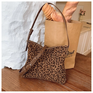 Dettaglio borsa a spalla leopardata con texture in pelle scamosciata e tracolla in pelle scura
