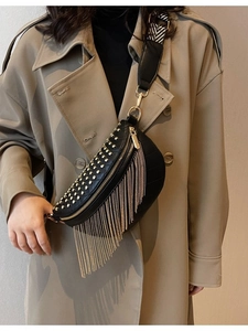 Sac demi-lune noir à rivets avec franges métalliques dorées et large bandoulière