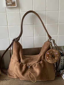 Bolso hobo de ante marrón para mujer con bolsillo con cordón y colgante de estrella de felpa