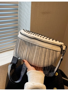 Sac poitrine blanc à rivets avec franges et bandoulière large rayée tendance