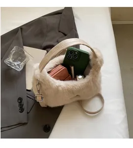 Interno spazioso della borsa in ecopelliccia beige con spazio per telefono e portafoglio