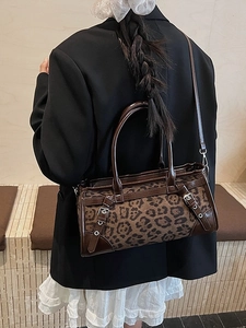 Schicke Handtasche mit Leopardenmuster, Lederbesatz und verstellbaren Metallschnallen