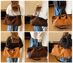 Détails de ce grand sac fourre-tout marron avec bandoulières réglables et poignées solides