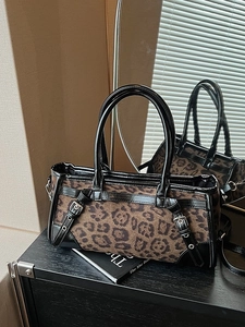 Retro-Handtasche mit Leopardenmuster, schwarzem Lackleder und Metallschnallenriemen