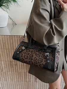 Schicke Umhängetasche mit Leopardenmuster, schwarzen Akzenten und Vintage-Details