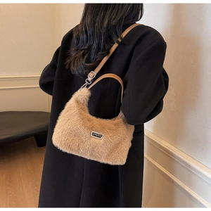 Dettaglio della consistenza del sacco hobo in peluche e tracolla in pelle marrone