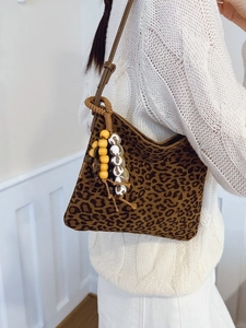 Borsa a spalla stile hobo con stampa leopardata e nappe con perline da donna
