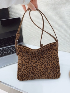 Elegante borsa a spalla leopardata con tracolla regolabile per un look da donna