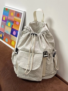 Zaino minimalista in nylon beige con chiusura a coulisse e stile outdoor da donna