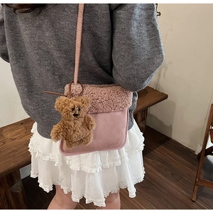 Borsa a tracolla in camoscio rosa con patta in peluche marrone e ciondolo a orsetto