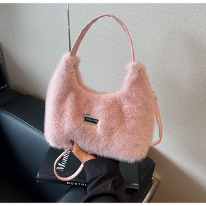 Dettaglio della borsa in ecopelliccia rosa con placca logo e morbida texture peluche