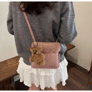 Dettaglio borsa a secchiello in finta pelle scamosciata rosa con finiture in shearling