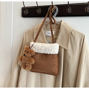 Dettaglio della borsa a tracolla in pelle scamosciata marrone con bordo in shearling