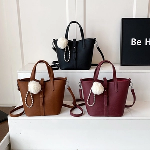 Borse a secchiello minimaliste in pelle martellata nera, marrone e bordeaux con perle