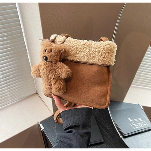 Borsa a tracolla in pelle scamosciata marrone con bordo in pile e ciondolo a forma di orsetto
