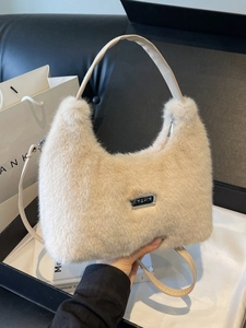 Borsa hobo in ecopelliccia beige crema con zip argentata e tracolla in pelle elegante