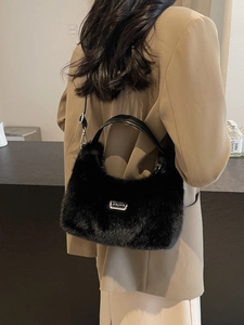 Elegante borsa tote in finta pelliccia nera con scritte in metallo e manico in pelle