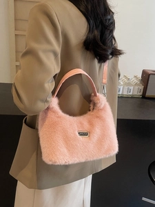Borsa a mano da donna in pelliccia sintetica rosa con placca e tracolla rimovibile