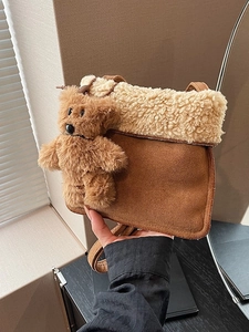 Borsa a Secchiello in Camoscio e Lana d'Agnello Vintage da Donna Con Ciondolo a Orsetto Borsa a Tracolla Patchwork Autunno Inverno Piccola Moda