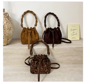 Sacs seau élégants avec poignées tressées, motif léopard et fermeture à cordon de serrage