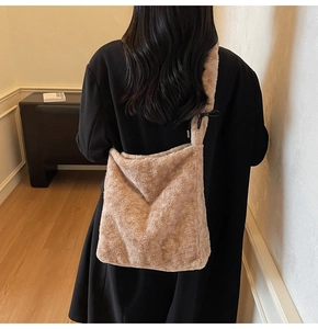 Detail of camel plush shoulder bag with high-density faux fur and adjustable drawstring strap