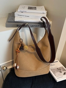 Sac hobo minimaliste en daim kaki avec pompon ethnique et bandoulière en cuir brun