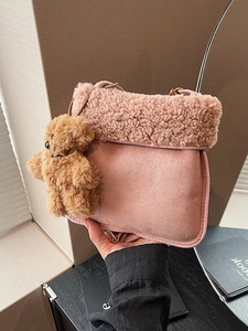 Borsa a secchiello rosa in ecoscamosciato con bordi in sherpa e ciondolo orsetto