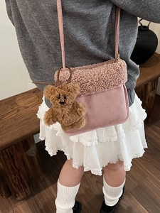 Borsa a secchiello rosa in lana di agnello con orsetto abbinata a outfit autunnale