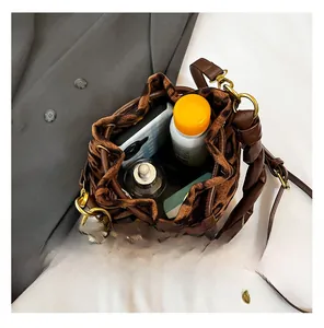 Vue de dessus d'un sac seau léopard montrant l'espace intérieur pour smartphone