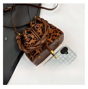 Détails du sac seau léopard avec poignée tressée et rivets de protection inférieurs