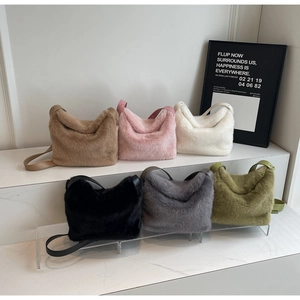 Dettaglio di borse a secchiello in peluche in vari colori con tracolle in pelle