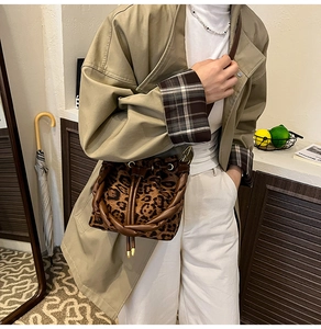 Détail du sac seau imprimé léopard avec poignée tressée et fermeture à cordon de serrage