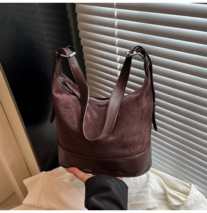 Dettaglio della borsa hobo marrone scuro con contrasto tra pelle scamosciata e liscia