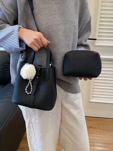 Set borsa a secchiello in pelle litchi nera con ciondolo di perle e tracolla lunga
