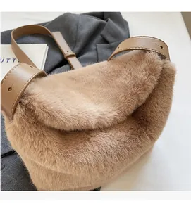 Dettaglio borsa a secchiello in ecopelliccia marrone con tracolla in pelle coordinata