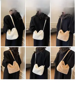Dettagli di modelli che indossano borse a secchiello in pelliccia sintetica bianca e beige