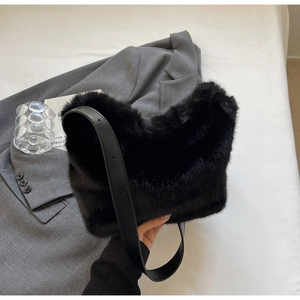 Dettaglio di questa borsa a spalla in morbida ecopelliccia nera con tracolla in pelle chic