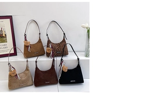 Collection de sacs à bandoulière en daim imprimé léopard et unis avec pendentifs oursons