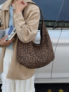 Retro leopard print tote bag with large capacity in a stylish suede hobo shoulder bag style