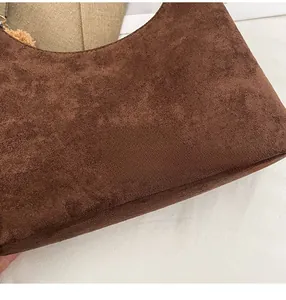 Détail du sac cabas rétro en suédine marron avec logo ovale Fashion & Bags brodé