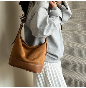 Dettaglio delle cuciture in camoscio caffè scuro e pelle liscia sulla borsa hobo grande