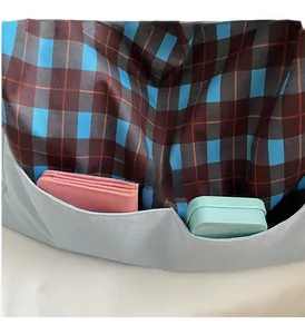 Détail de la poche externe sur cabas en nylon bleu clair montrant le rangement spacieux