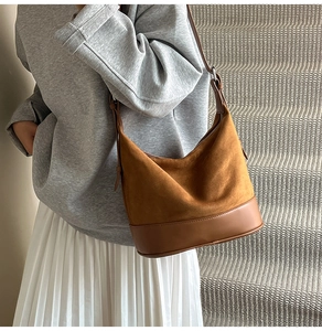 Borsa a tracolla in pelle scamosciata marrone con tracolla regolabile e fibbie metalliche