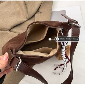 Vue intérieure du sac léopard montrant le compartiment principal et les poches latérales