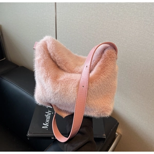 Dettaglio borsa a secchiello in ecopelliccia rosa con tracolla in pelle regolabile e morbida