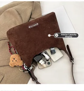 Vue détaillée de l'intérieur spacieux du sac hobo léopard pour vos cosmétiques
